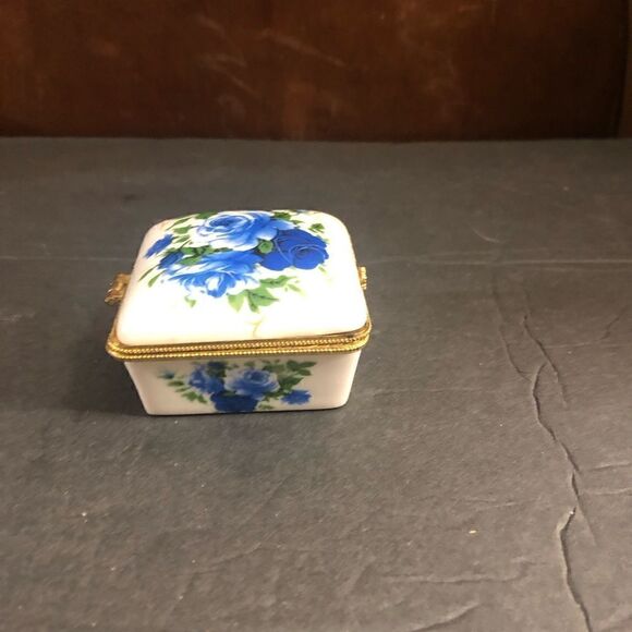 Beautiful Vintage Hand-painted Hinged Blue Rose Porcelain Trinket Box. - Picture 7 of 7